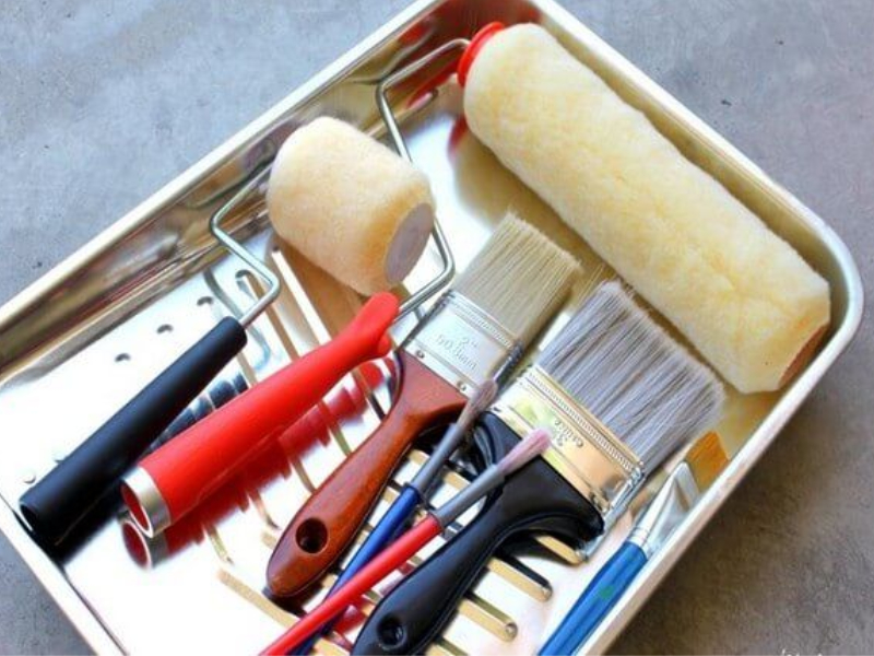 Chuẩn bị dụng cụ trước khi sơn lại bàn ghế sắt