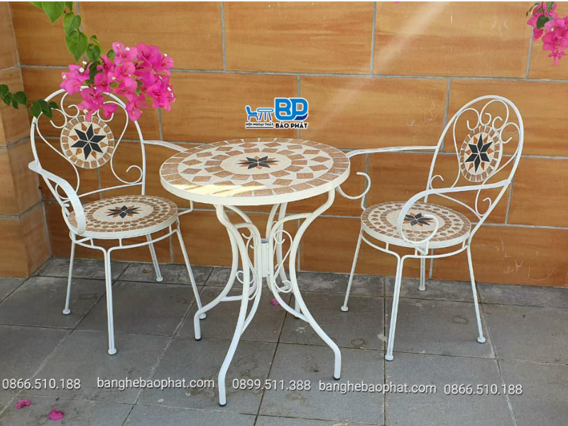 Trang trí ban công chung cư bằng bộ bàn ghế mặt đá Mosaic