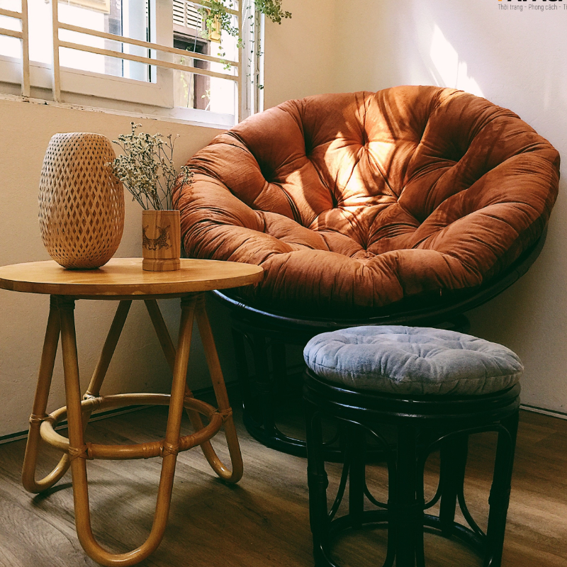 Trang trí ban công chung cư bằng ghế thư giãn Papasan êm ái