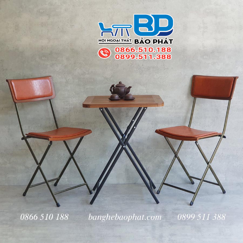 Trang trí ban công chung cư bằng ghế xếp gỗ khung sắt