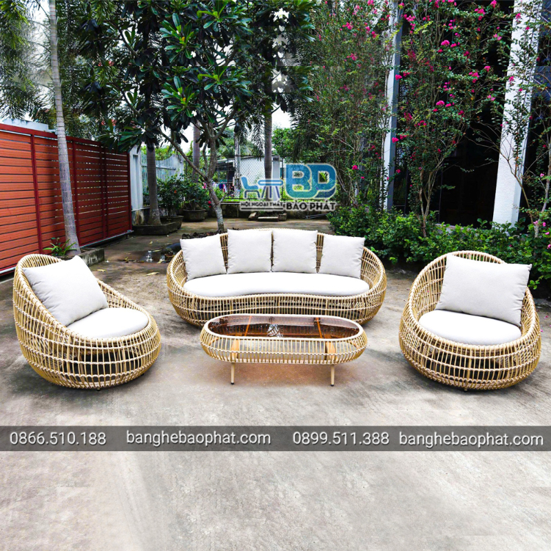Trang trí ban công chung cư bằng sofa mây nhựa