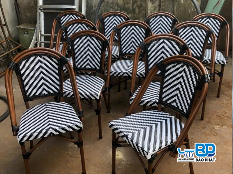 Đan lại dây mây nhựa cho ghế ban công tại nhà