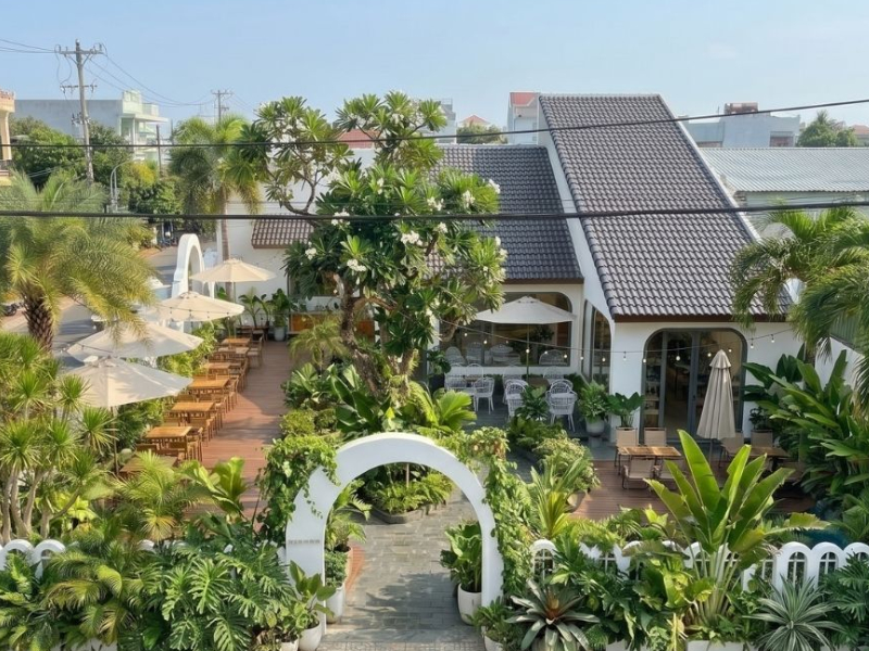 mau thiet ke quan cafe san vuon 100m2 phong cach dia trung hai 4