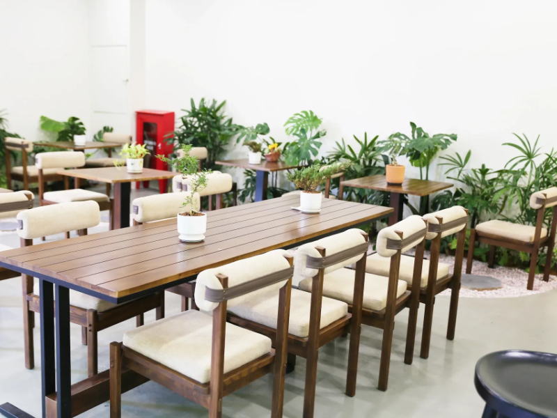 Mẫu thiết kế quán cafe 300m2 hiện đại kết hợp các dãy bàn dài chuyên dụng cho làm việc nhóm