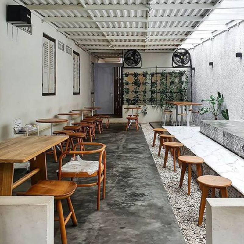 Thiết kế quán cafe 80m2 phong cách mộc mạc với ghế đẩu