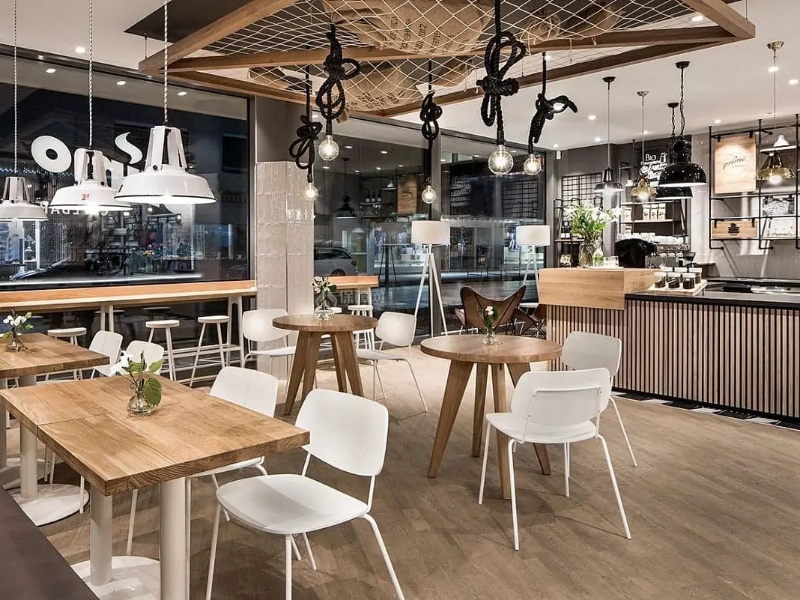 Thiết kế quán cafe 80m2  cổ điển kết hợp bàn gỗ và ghế nhựa tựa lưng cao cấp