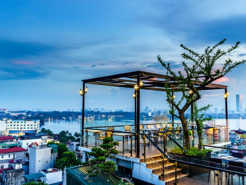 Quán cafe sân thượng phong cách công nghiệp (Industrial)