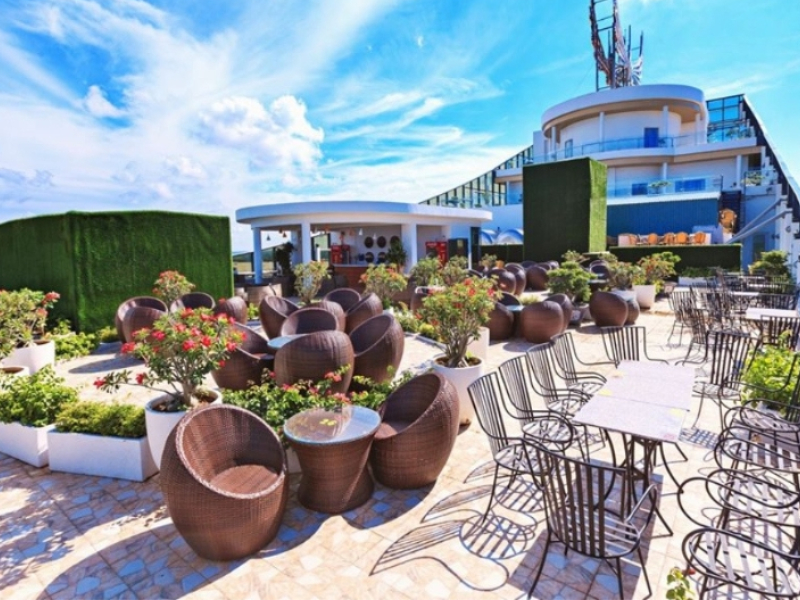Mẫu thiết kế quán cafe sân thượng phong cách Hiện Đại và Sang Trọng