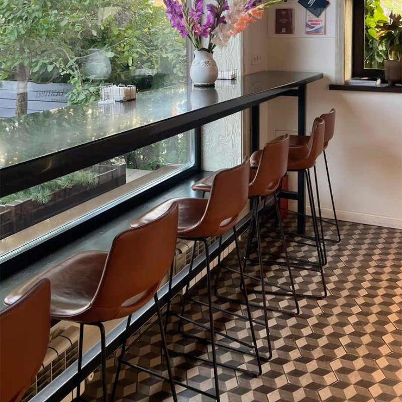 Bàn bar mặt gỗ quán gà rán