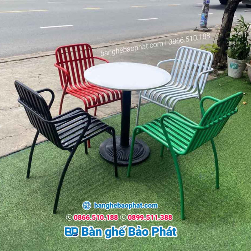 Bàn ghế sắt ngoài trời sơn tĩnh điện nhiều màu dành cho quán cafe sân vườn