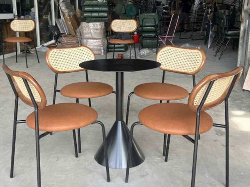 Ghế cafe khung sắt bệ ngồi nệm lưng đan mây nhân tạo