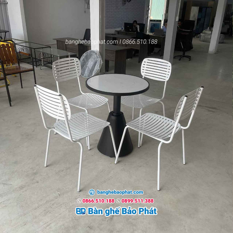 Nên lựa chọn những mẫu bàn ghế sắt có thiết kế ngồi thoải mái