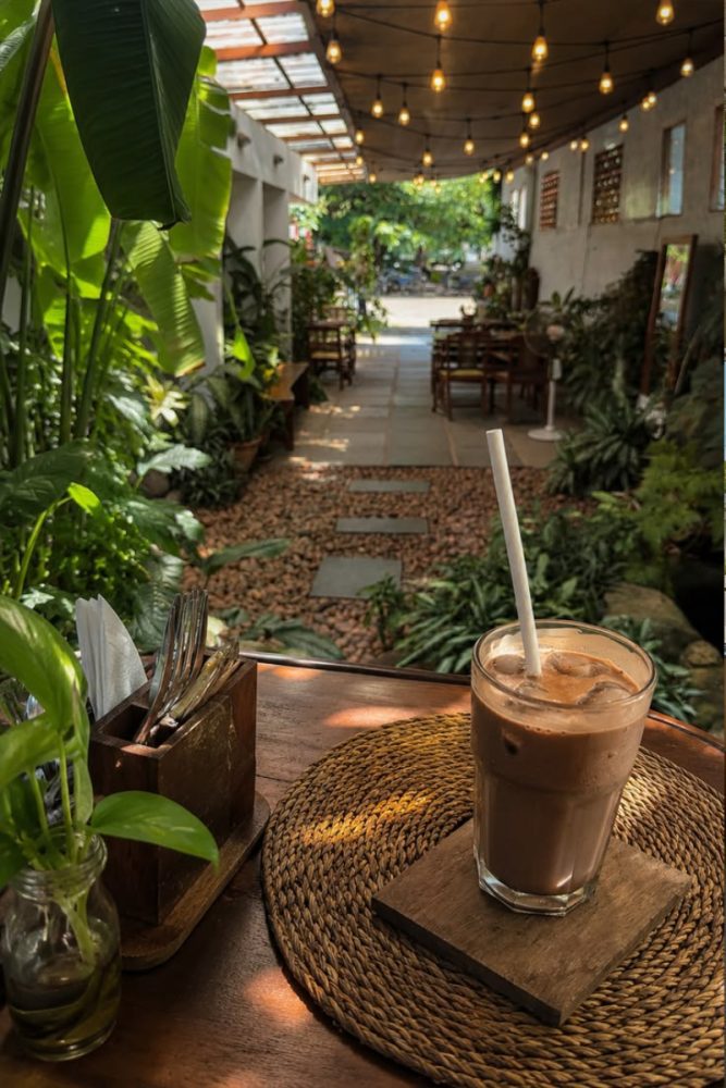 Mẫu quán cafe tre góc phố 