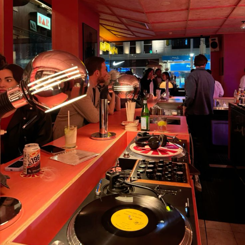 Mẫu thiết kế cafe DJ kết hợp quầy pha chế biểu diễn độc đáo