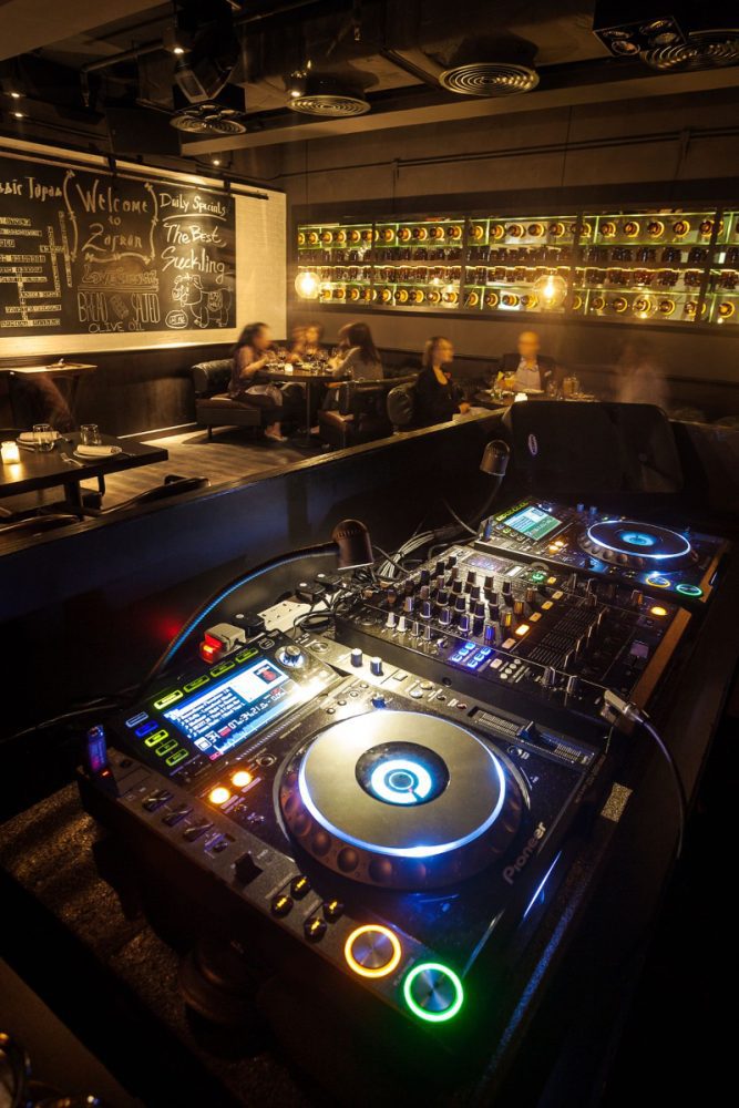 Thiết kế quán cafe DJ phong cách tối giản