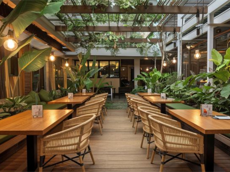 Thiết kế quán cafe 50m2 theo phong cách thiên nhiên xanh cùng ghế mây nhựa, bàn gỗ