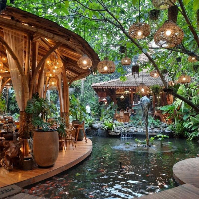 Mẫu thiết kế quáng cafe tre sân vườn kết hợp hồ nước