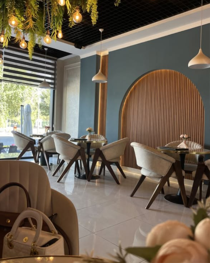 Mẫu thiết kế quán cafe Hàn Quốc vòm gỗ ốp tường và ghế đệm chân chéo